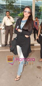 Sonakshi Sinha returns from Nagpur in Mumbai Airport on 6th Sept 2010 (2).JPG